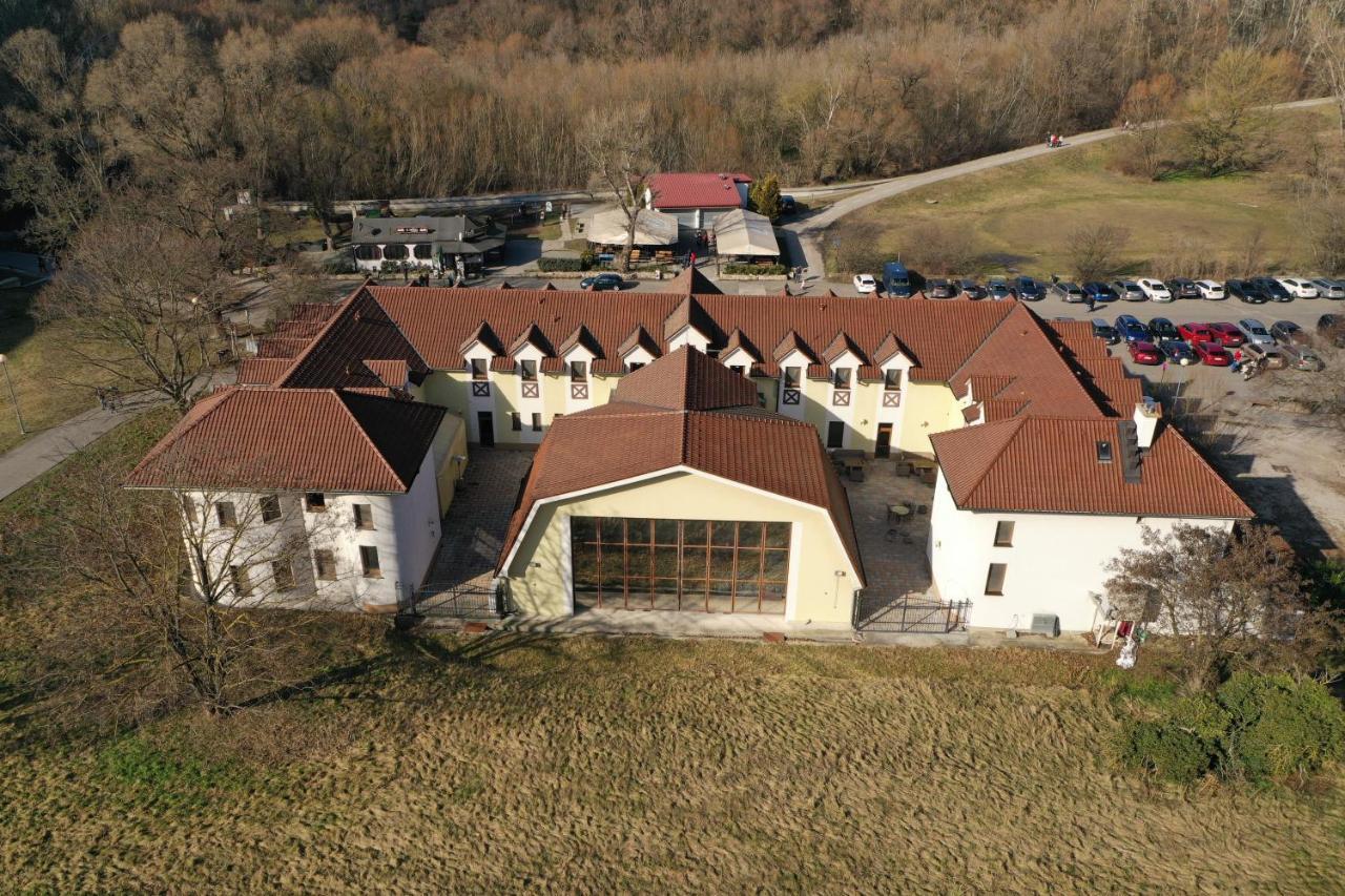 Hotel Hradna Brana Bratislava Buitenkant foto